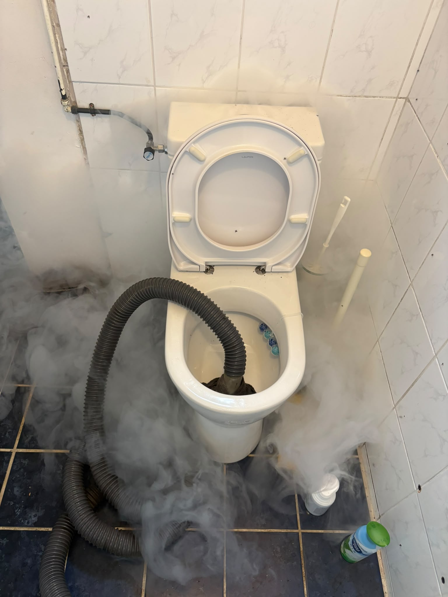 Testrook zichtbaar rond een toilet tijdens rookinspectie