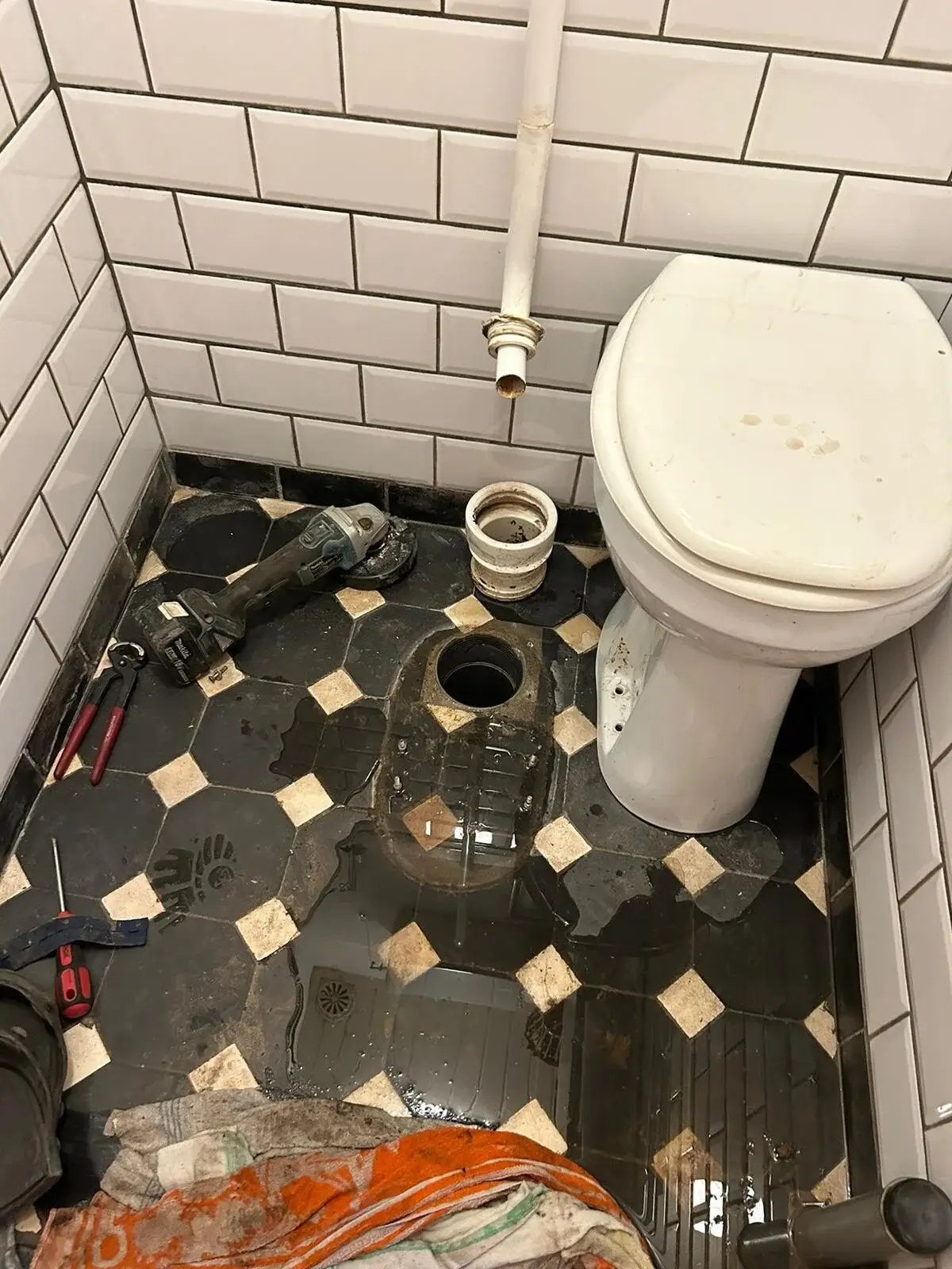 Herstelwerk aan een afvoer